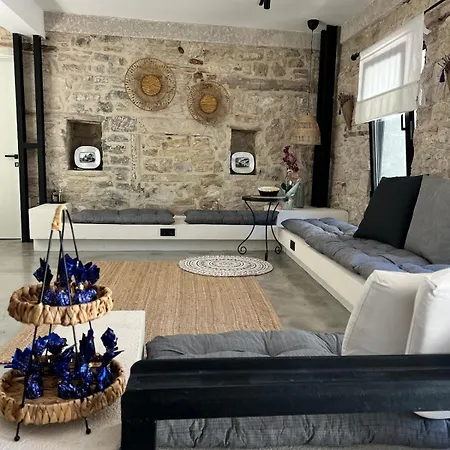 Nisurla Πανσιόν Βουρλά